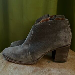 Gorgeous Frye suede tab ankle boots 7 1/2